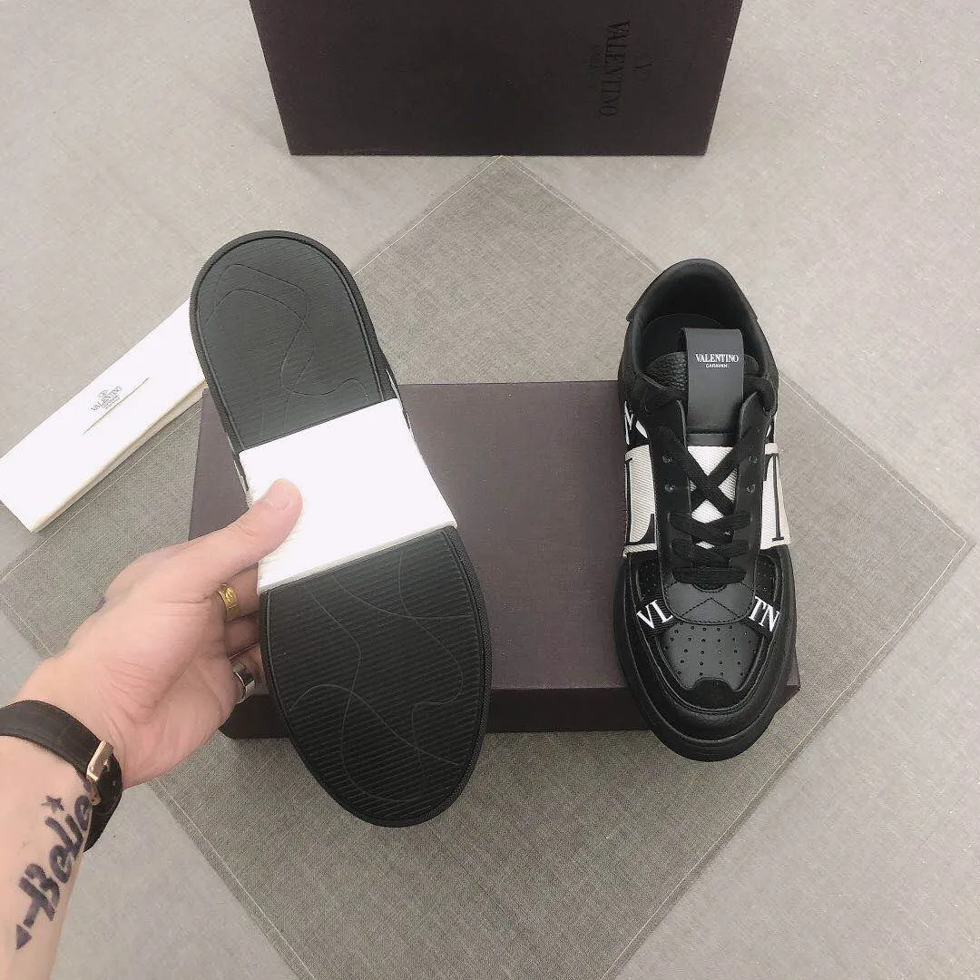 P440▫️V L7N spring and summer 🆕calf leather strap sneakers, no man should be able to refuse this style, classic color, so handsome! Purchase a high-precision replica of the original version to instantly sell off the market currency! 6 VLTN logo rubber effect straps - Valentino Garavani Logo printed on the back and tongue, all materials are customized to ensure quality! Size: 38/45 No. 018